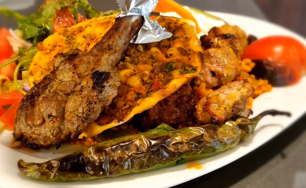 Grillgerichte vom Holzkohlegrill bei Öz Urfa