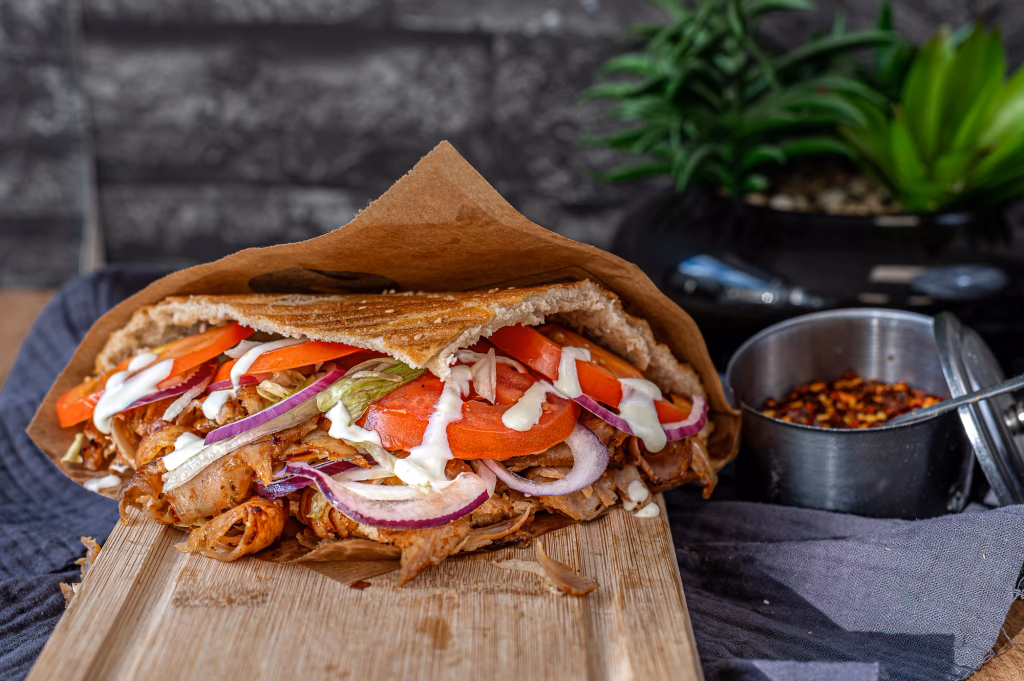 Döner Dürüm auf Holzbrett – Beitrag über den Döner